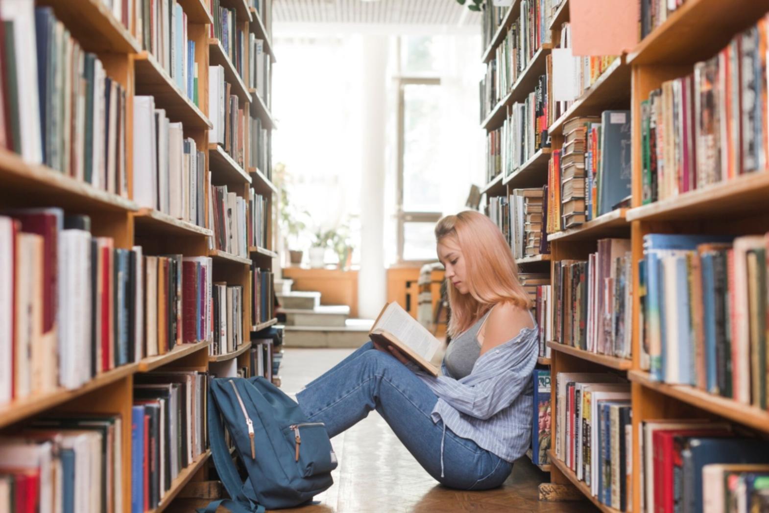 Étudiant analysant des données financières sur ordinateur